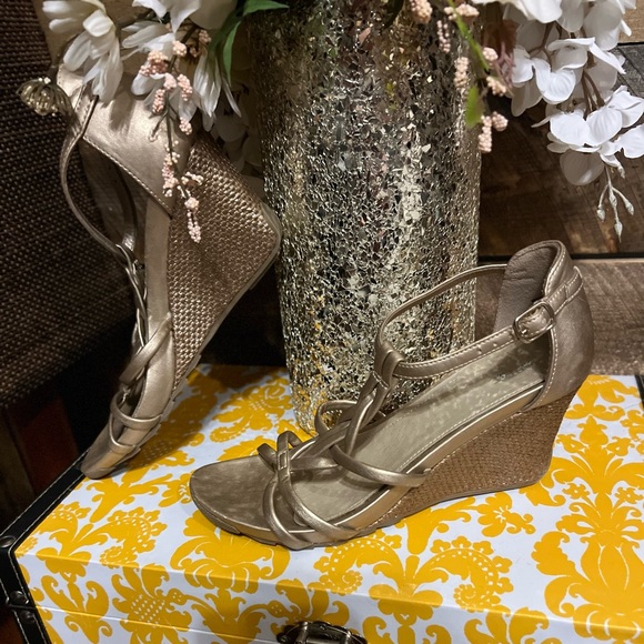 Gold metallic wedges with slip-proof soles - Picture 2 of 11